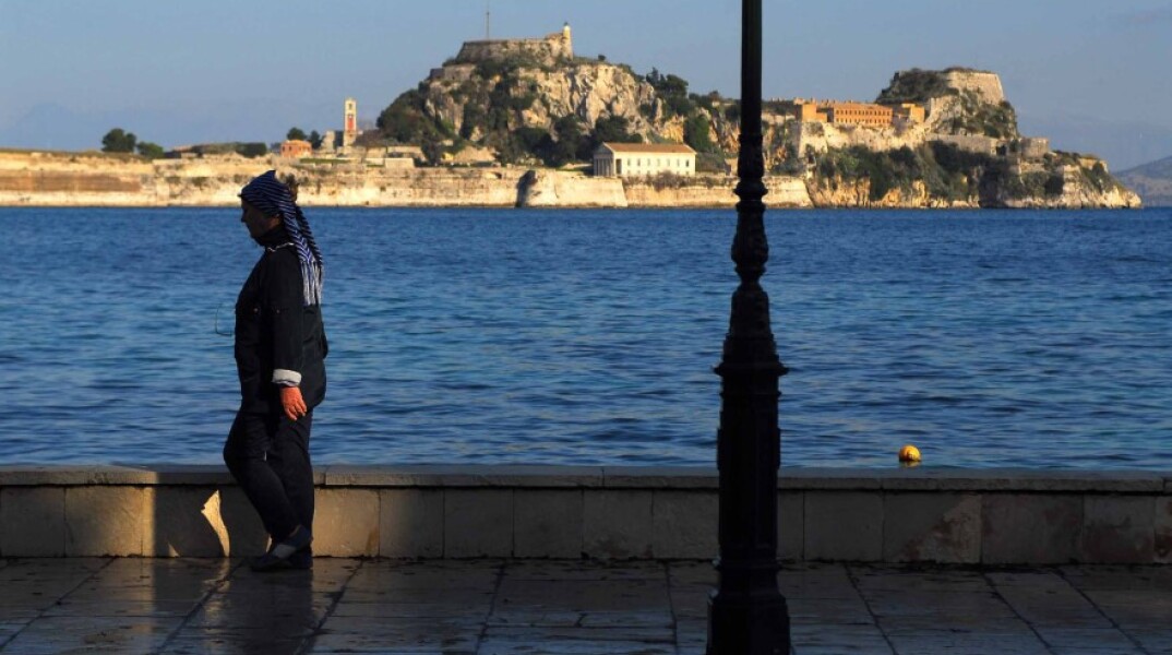 Το παλαιό φρούριο της Κέρκυρας όπως φαίνεται από την περιοχή Γαρίτσα © ΑΠΕ / ΓΙΑΝΝΗΣ ΔΗΜΗΤΡΑΣ