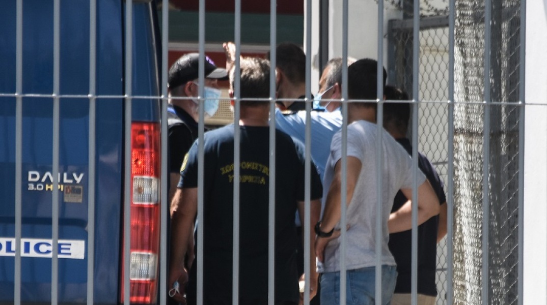 Ο Πέτρος Φιλιππίδης κατά τη μεταφορά του στις φυλακές Τρίπολης