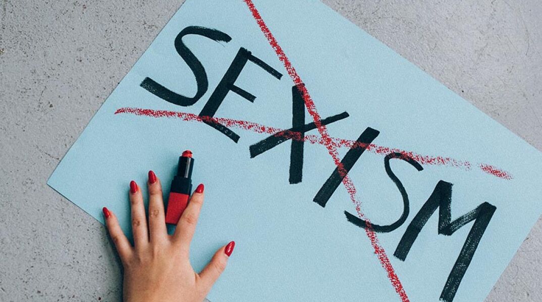 Η λέξη «σεξισμός» γραμμένη σε χαρτί και σβησμένη με κραγιόν