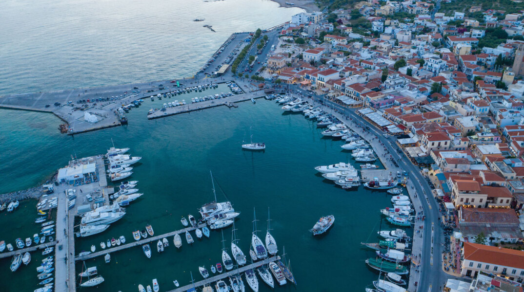 Λιμάνι Αίγινας από ψηλά 