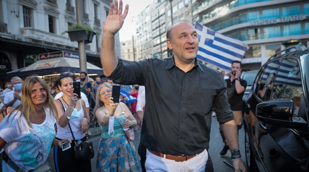 Φαίδων Βόβολης: Ο αντιεμβολιαστής γιατρός σε συγκέντρωση κατά του υποχρεωτικού εμβολιασμού στην Ομόνοια