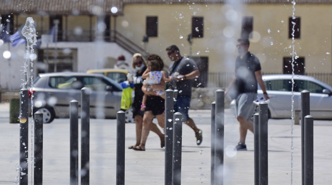 Πολίτες περπατούν στο κέντρο του Άργους