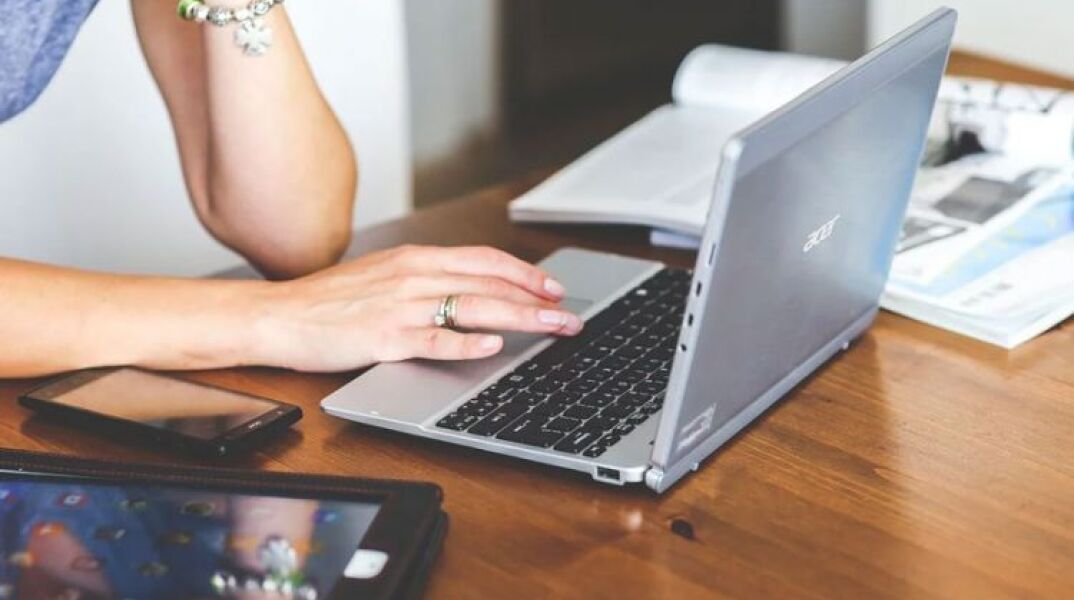 Γυναίκα μπροστά σε λάπτοπ/υπολογιστή