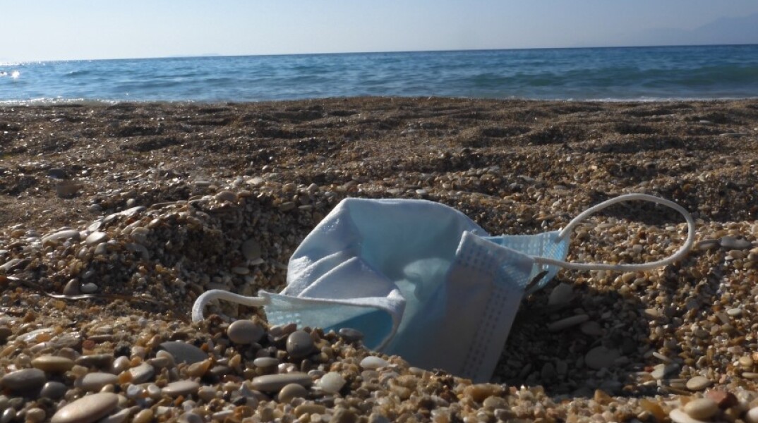 Μάσκα προσώπου πεταμένη στην παραλία © EUROKINISSI