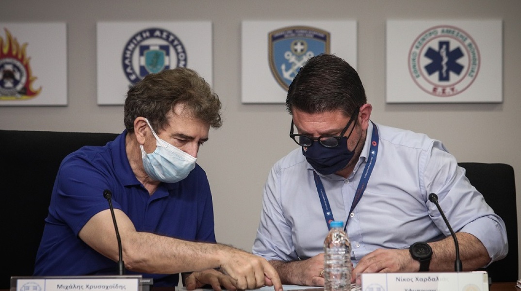 Ο ΥΠΡΟΠΟ, Μιχάλης Χρυσοχοΐδης, και ο υφυπουργός Πολιτικής Προστασίας, Νίκος Χαρδαλιάς