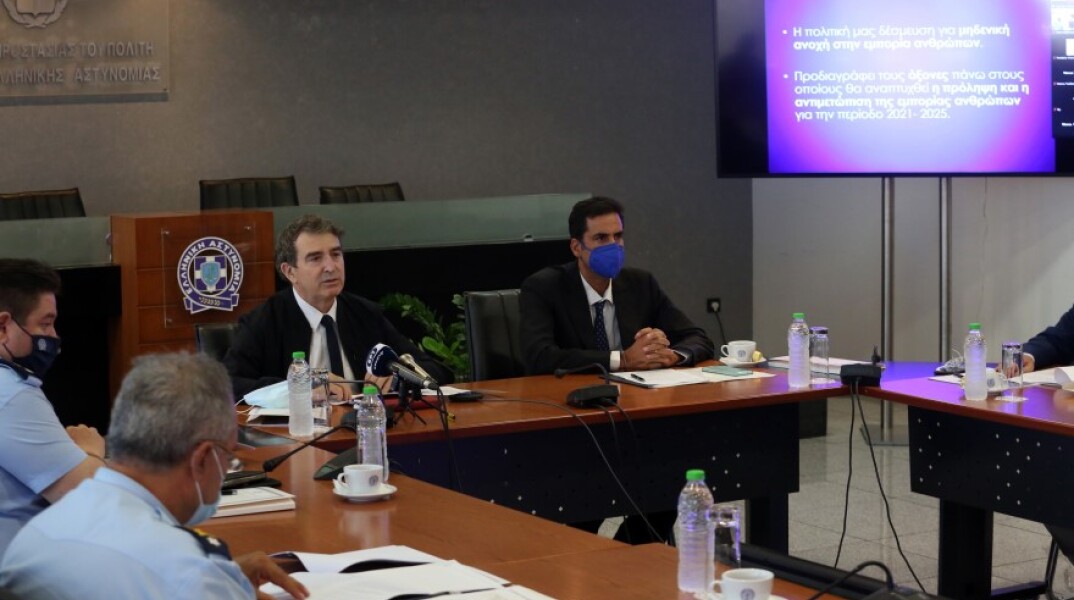 O υπουργός Προστασίας του Πολίτη Μιχάλης Χρυσοχοΐδης (Α) και ο Εθνικός Εισηγητής για την καταπολέμηση εμπορίας ανθρώπων, Ηρακλής Μοσκώφ (Δ) στη διαδικτυακή παρουσίαση της «Στρατηγικής για την Καταπολέμηση της Εμπορίας Ανθρώπων 2021-2025» © ΑΠΕ / Αλέξανδρο