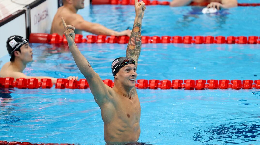 Ολυμπιακοί Αγώνες - Τόκιο: Ο Caeleb Dressel πανηγυρίζει τη νίκη του στο ελεύθερο των 100 μέτρων