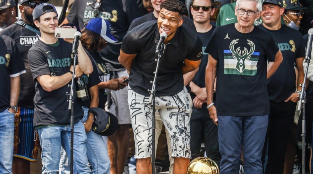 O Γιάννης Αντετοκούνμπο κατά τη διάρκεια εορτασμού για το πρωτάθλημα των Μιλγουόκι Μπακς τον Ιουλίου του 2021 © EPA / TANNEN MAURY