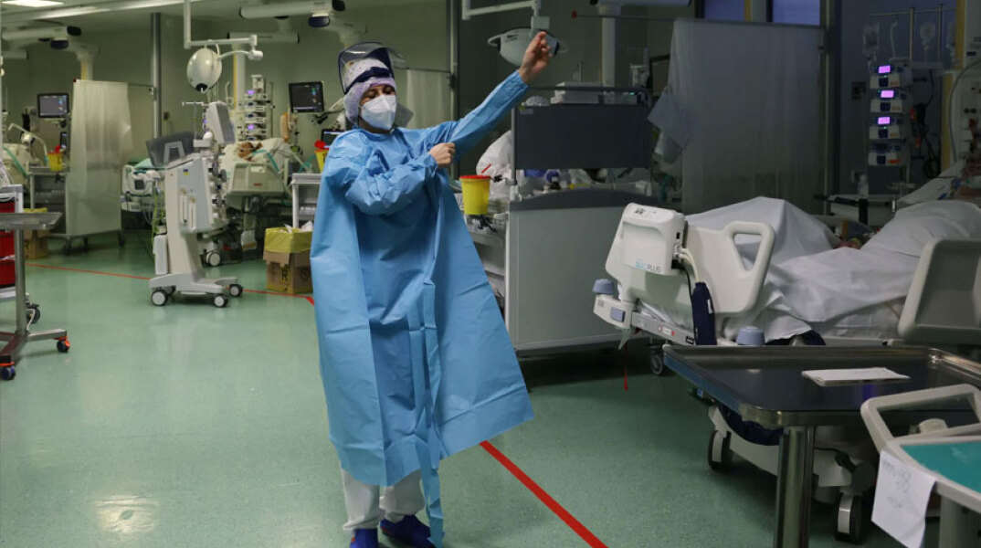 Υγειονομικός σε νοσοκομείο αναφοράς για τον κορωνοϊό στην Ιταλία