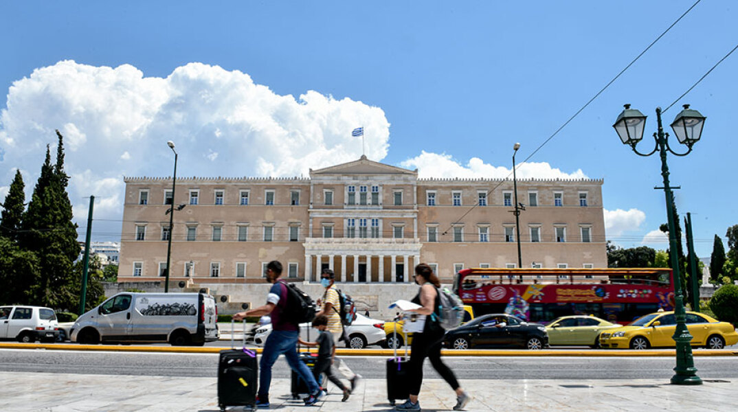 Τουρίστες στο Σύνταγμα (ΦΩΤΟ ΑΡΧΕΙΟΥ) - Ο ΕΟΔΥ ανακοίνωσε σήμερα Παρασκευή 30 Ιουλίου 2021 τα νέα κρούσματα κορωνοϊού που επιβεβαιώθηκαν το τελευταίο 24ωρο