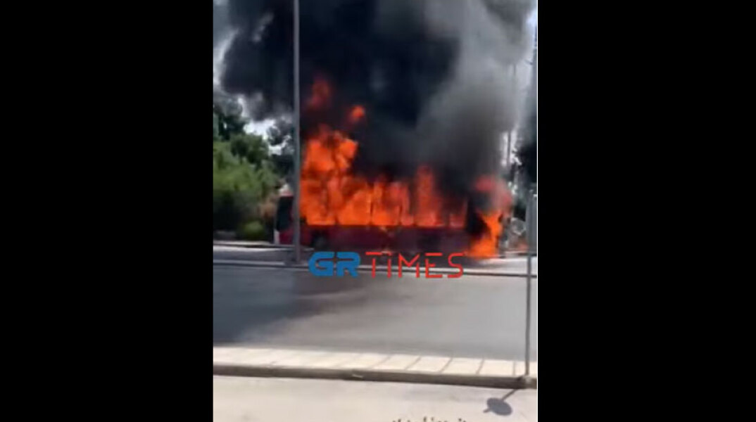 Το λεωφορείο του ΚΤΕΛ στη Θεσσαλονίκη που παραδόθηκε στις φλόγες