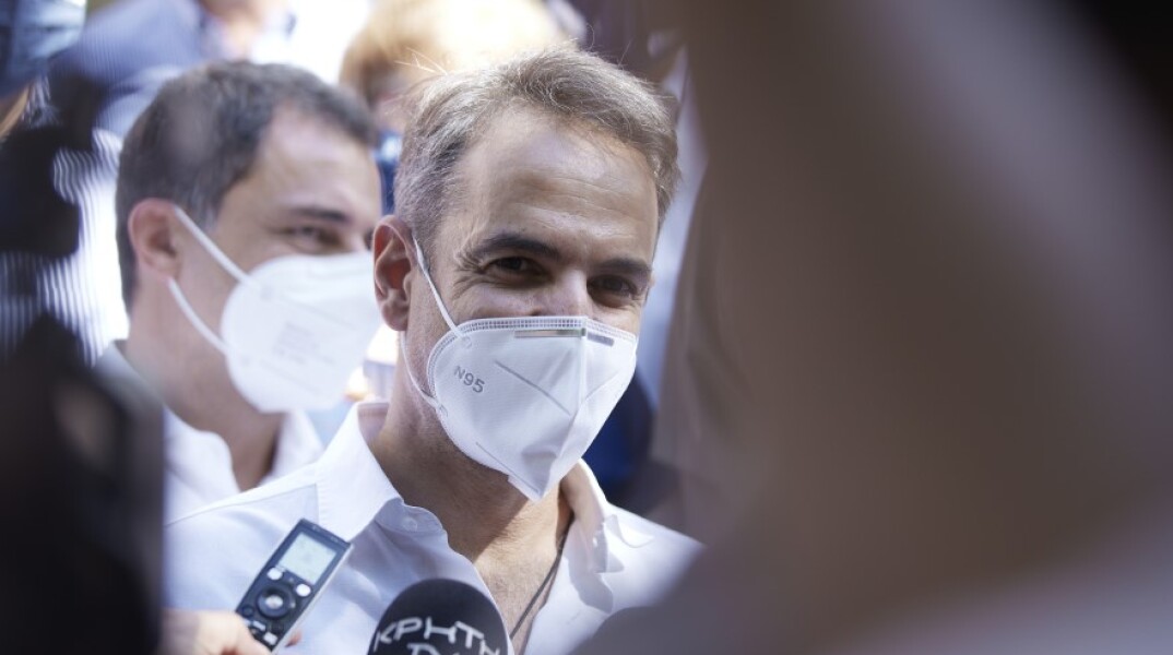 Ο πρωθυπουργός Κυριάκος Μητσοτάκης κατά την επίσκεψή του στο Σπήλι Ρεθύμνου όπου διενεργούνται εμβολιασμοί από κινητή μονάδα © ΑΠΕ / ΔΗΜΗΤΡΗΣ ΠΑΠΑΜΗΤΣΟΣ