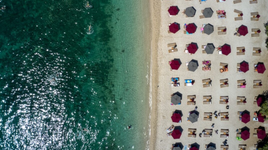 Στιγμιότυπο από παραλία της Αττικής © EUROKINISSI