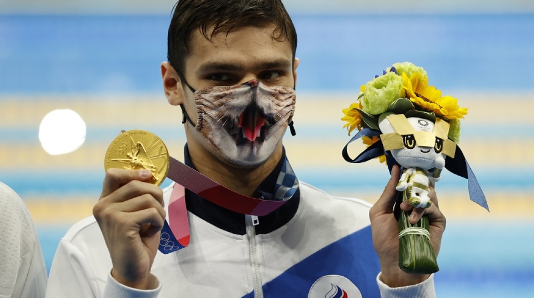 Εβγένι Ρίλοφ: Ποζάρει με χρυσό μετάλλιο και μάσκα-γάτα στους Ολυμπιακούς Αγώνες 2020 του Τόκιο