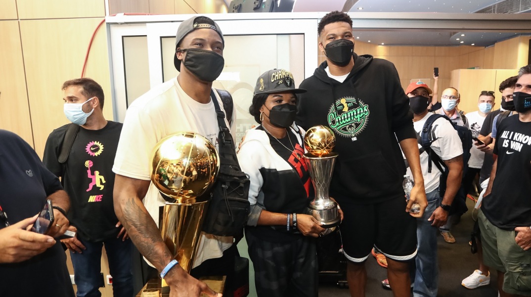 Στην Ελλάδα έφτασε το μεσημέρι ο Γιάννης Αντετοκούνμπο μαζί με τον αδερφό του Θανάση. Μαζί τους, και το βαρύτιμο τρόπαιο του NBA που κατέκτησαν οι Μπακς 