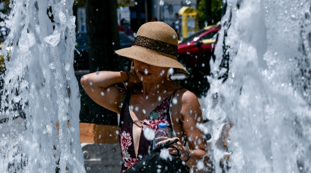 Σε ολόκληρη τη χώρα θα επικρατήσει καύσωνας και σήμερα, Κυριακή 1 Αυγούστου, φτάνοντας έως και 44 βαθμούς – Σε ποιες περιοχές χτύπησε «κόκκινο» ο υδράργυρος