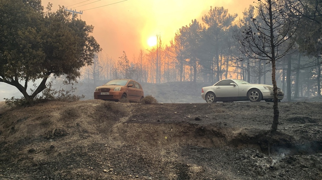 Φωτιά στη Ρόδο: Μήνυμα από το «112» για εκκένωση οικισμού, ενώ μαίνεται ανεξέλεγκτη η πυρκαγιά -χωρίς ρεύμα και νερό μεγάλο μέρος του νησιού