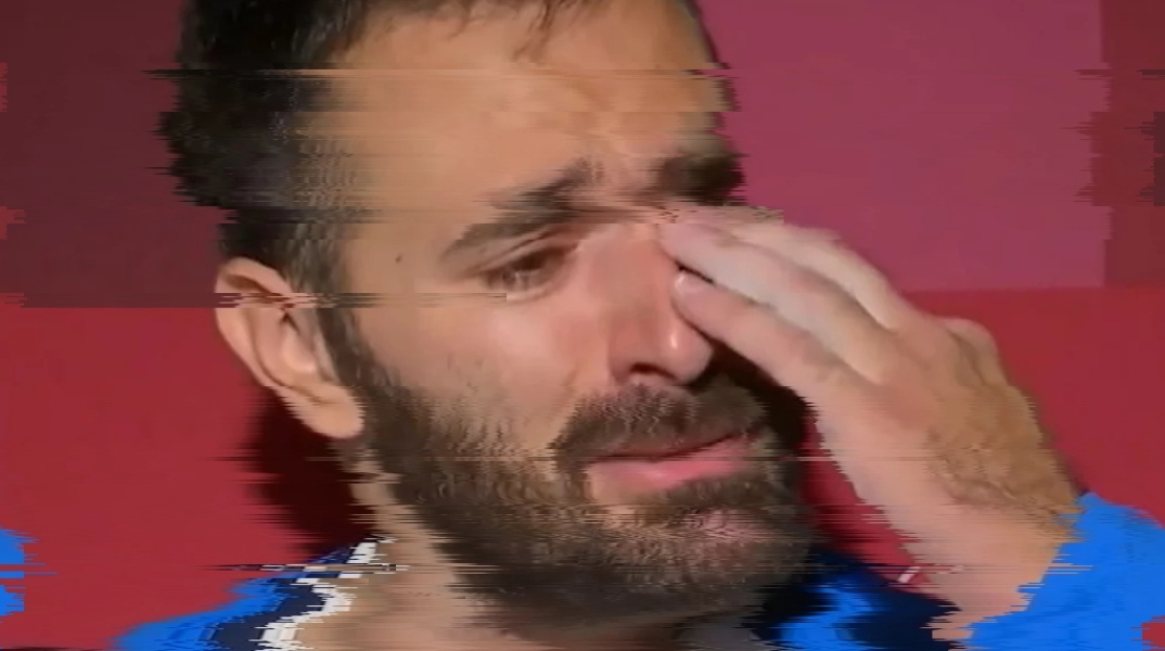 Ο αθλητής της άρσης βαρών Θοδωρής Ιακωβίδης κάνει δηλώσεις δακρυσμένος