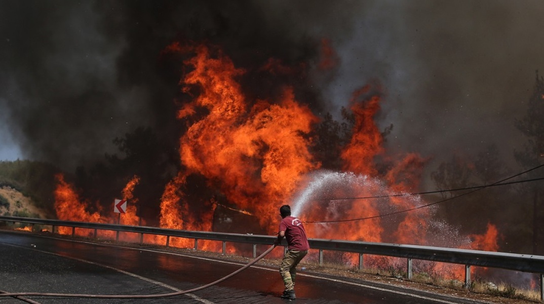 Πυρκαγιές στην Τουρκία: Άλλοι δύο άνθρωποι έχασαν την Κυριακή τη ζωή τους, ενώ συνεχίζεται η μάχη με τις φλόγες για πέμπτη μέρα