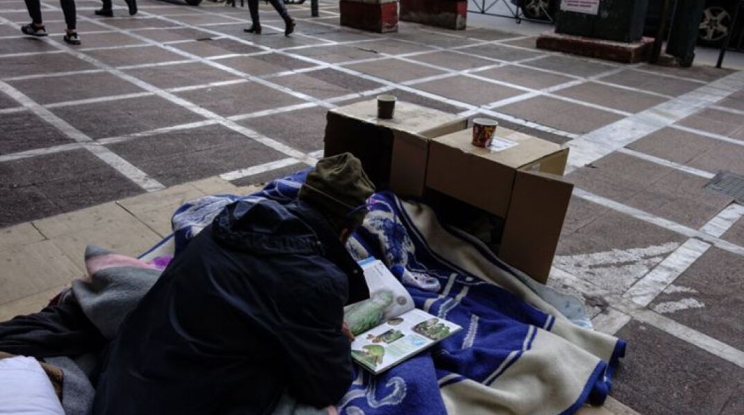 Άστεγος στο κέντρο της Αθήνας