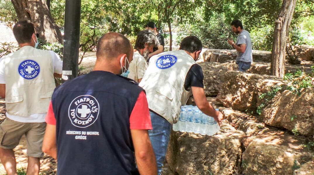 Δράση των Γιατρών του Κόσμου- Νερό και σνακ σε άστεγους εν μέσω καύσωνα