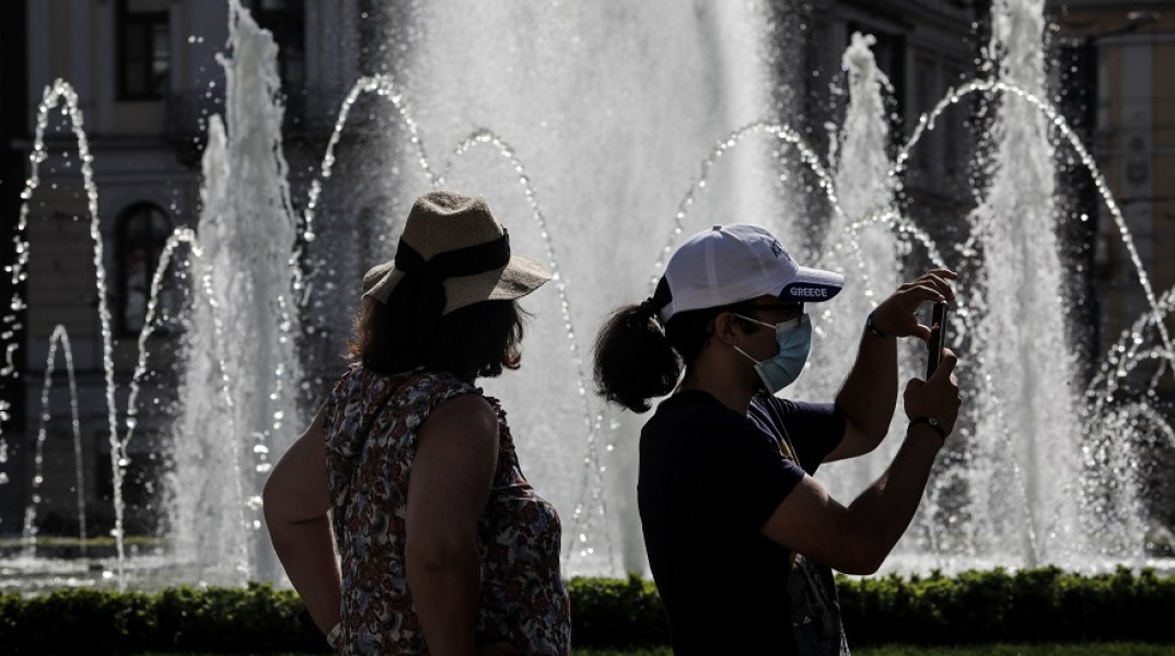 Καύσωνας, υψηλές θερμοκρασίες και στιγμές δροσιές δίπλα σε σιντριβάνι