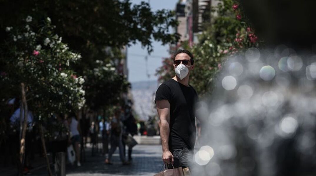 Άνδρας με μάσκα στο κέντρο της Αθήνας (ΦΩΤΟ ΑΡΧΕΙΟΥ) © EUROKINISSI/ΒΑΣΙΛΗΣ ΡΕΜΠΑΠΗΣ