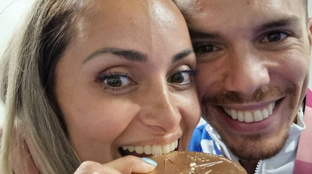 Ολυμπιακοί Αγώνες 2020 - Τόκιο: Η Βασιλική Μιλλούση και ο Λευτέρης Πετρούνιας ποζάρουν με το χάλκινο μετάλλιο