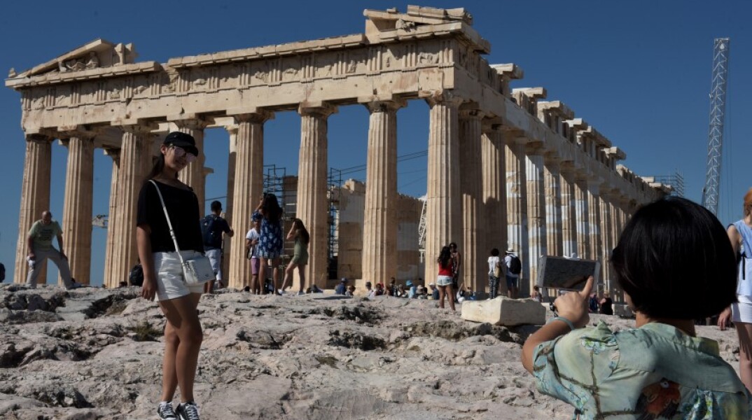Οι τουριστες επισκέπτονται τον ιερο βράχο της Ακρόπολης © EUROKINISSI 