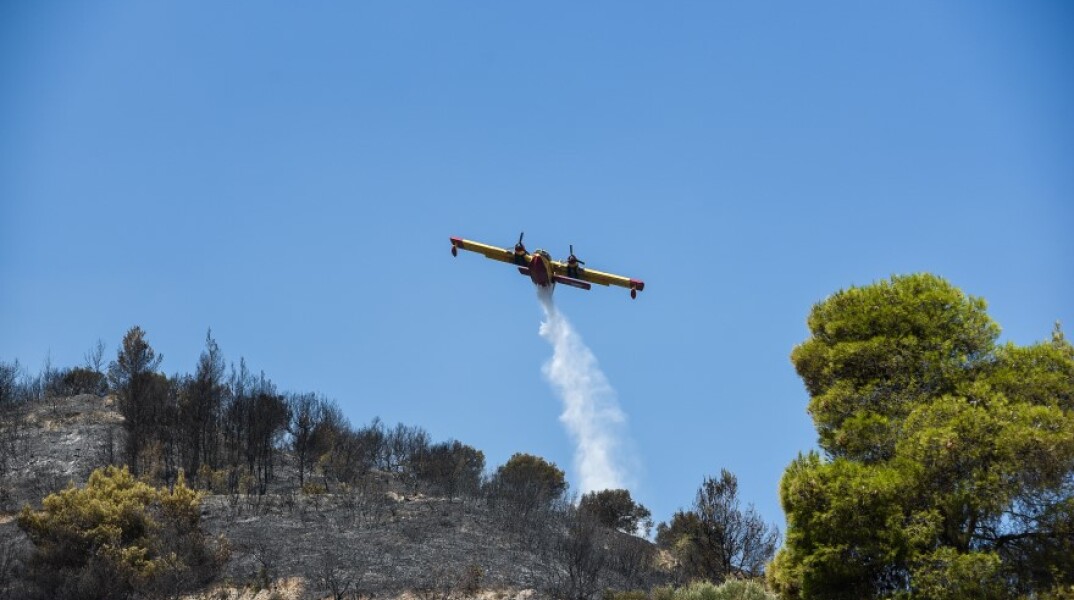 Ελικόπτερο της Πυροσβεστικής κάνει ρίψη νερού © EUROKINISSI 