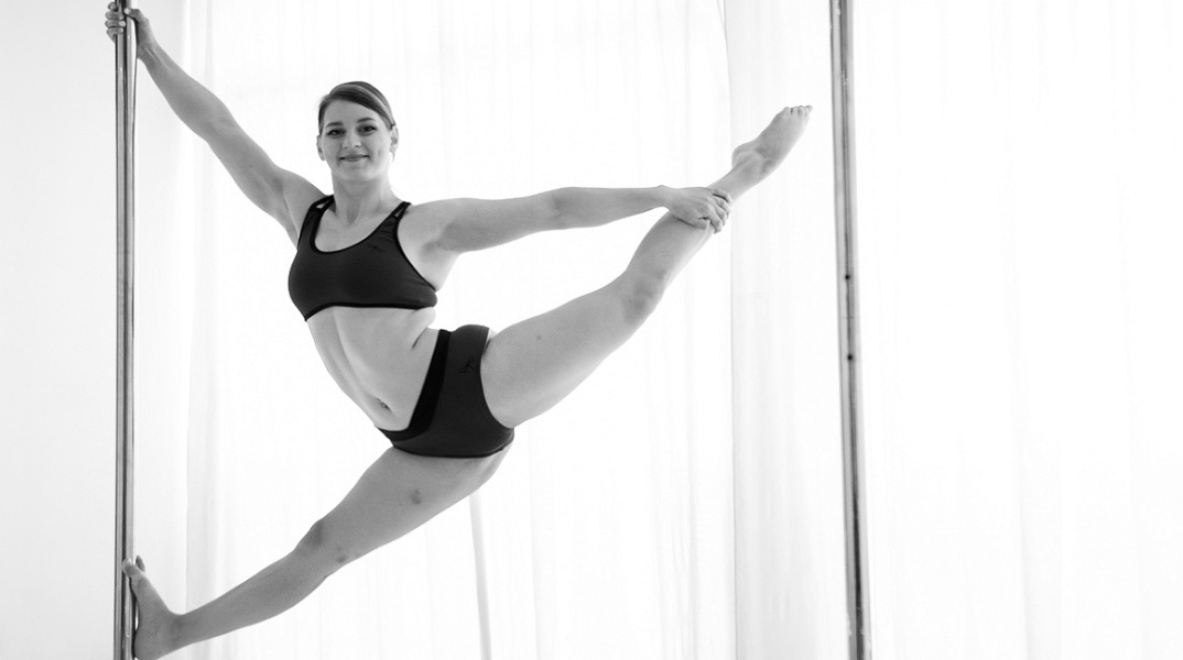 Η 19χρονη pole dancer, Στέλλα Ρουστα κάνει ένα ακροβατικό στο στύλο.