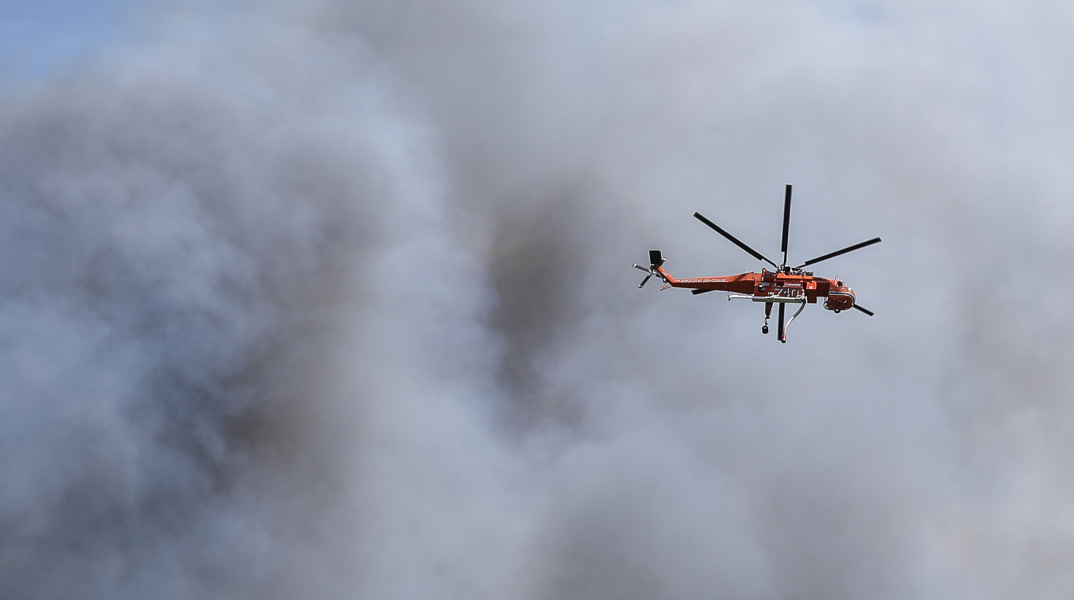 Στιγμιότυπο από τη φωτιά στη Βαρυμπόμπη © EUROKINISSI