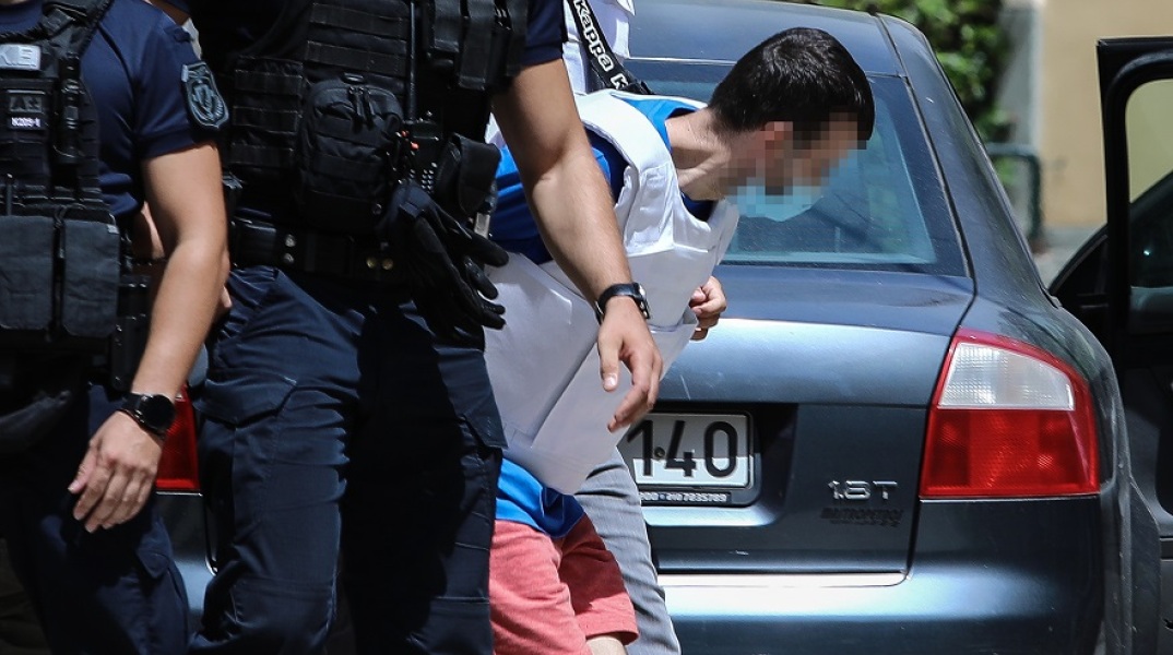 Ο καθ' ομολογία δράστης της δολοφονίας της 31χρονης στη Δάφνη κατά τη μεταφορά του στον ανακριτή