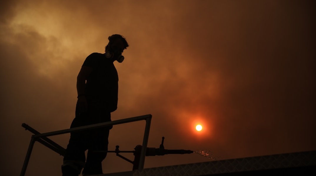 Φωτιά - Πυροσβέστης μέσα σε καπνούς από την πυρκαγιά στη Βαρυμπόμπη
