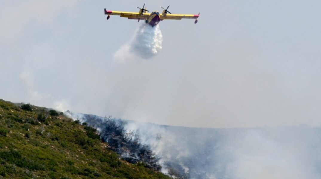 Ελικόπτερο της Πυροσβεστικής κάνει ρίψη νερού © EUROKINISSI 