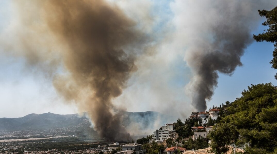 Στιγμιότυπο από τη φωτιά στη Βαρυμπόμπη © EUROKINISSI