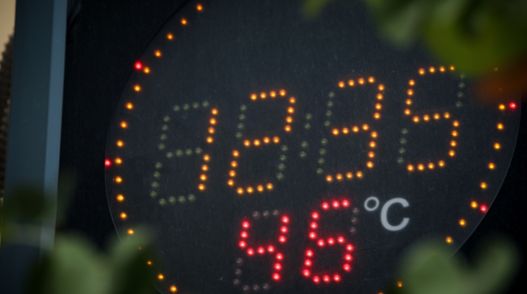 Το θερμόμετρο στα δικαστήρια της Ευελπίδων έδειχνε 47 βαθμούς στον ήλιο, Σάββατο 31 Ιουλίου 2021 
