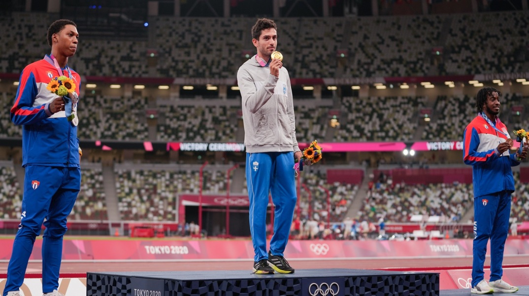 Ο χρυσός Ολυμπιονίκης Μίλτος Τεντόγλου, στην απονομή μεταλλίων - Ολυμπιακοί Αγώνες Τόκιο