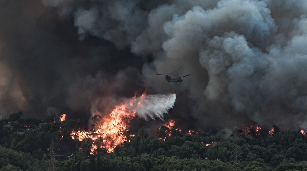 Στιγμιότυπο από την πυρκαγιά στη Βαρυμπόμπη - Μαύροι καπνοί