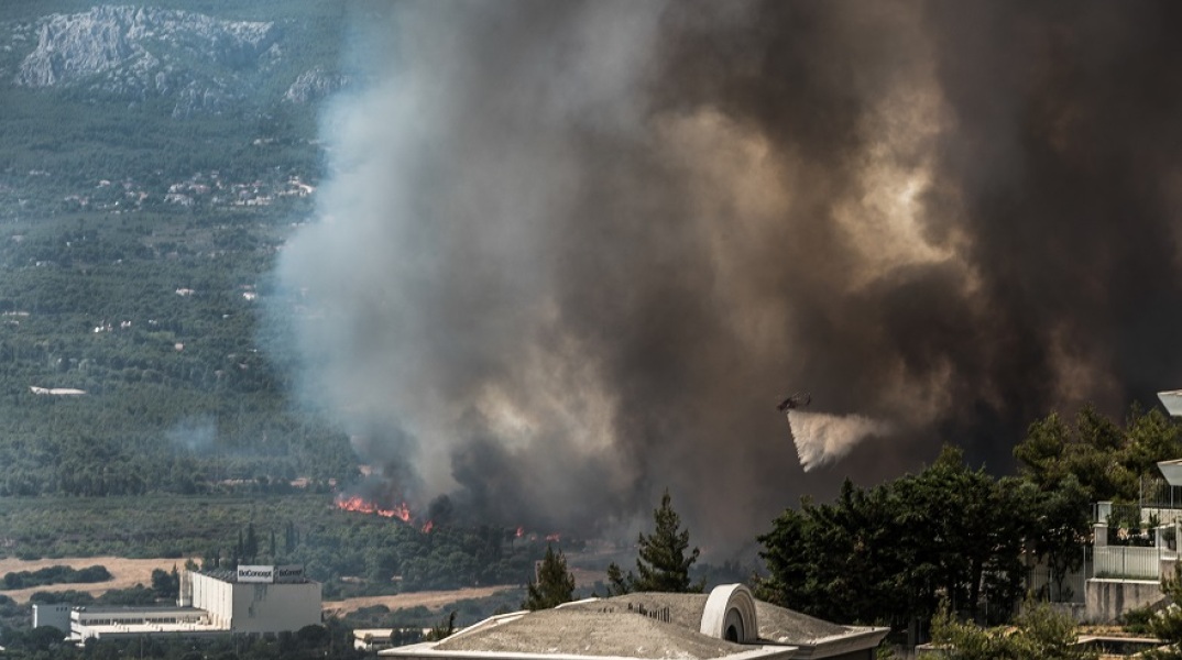 Φωτιά στη Βαρυμπόμπη: Στιγμιότυπο από τις εστίες της πυρκαγιάς
