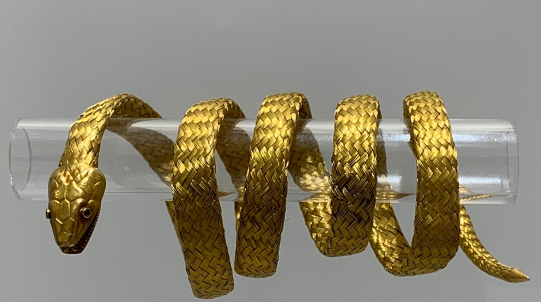 Χρυσό βραχιόλι του 19ου αιώνα από τη Μύκονο από την έκθεση "Το αρχιπέλαγος φλέγεται"