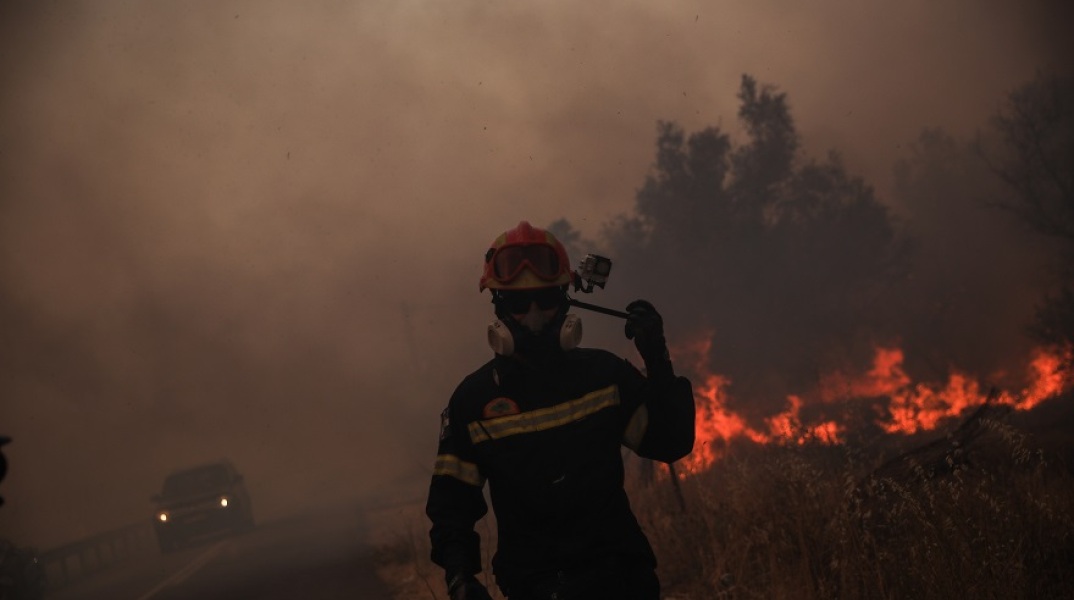 Φωτιά στη Βαρυμπόμπη - Στιγμιότυπο με πυροσβέστη μέσα στους καπνούς