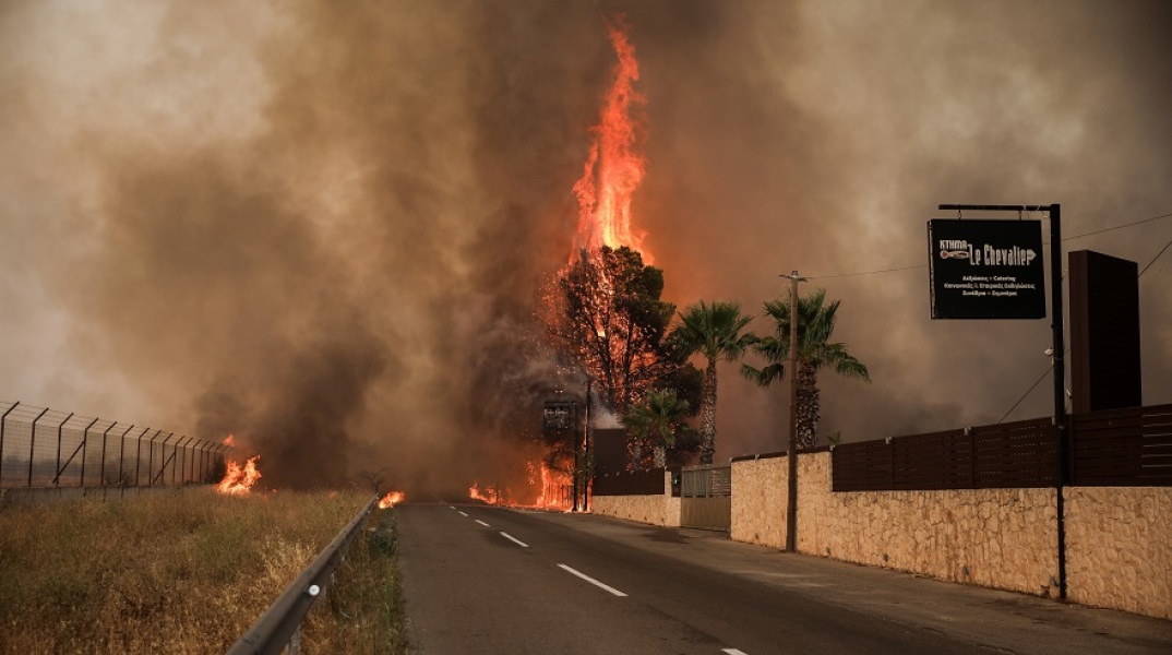Φωτιά στη Βαρυμπόμπη: Στιγμιότυπο από την πυρκαγιά που μαίνεται ανεξέλεγκτη