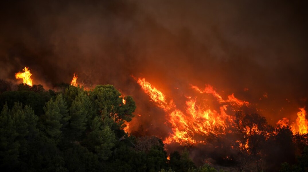 Φωτιά στη Βαρυμπόμπη © EUROKINISSI