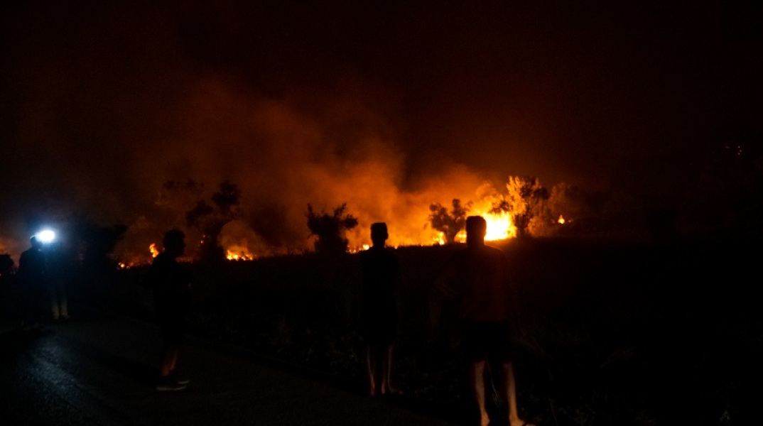 Φωτιά μαίνεται στην Αρχαία Ολυμπία