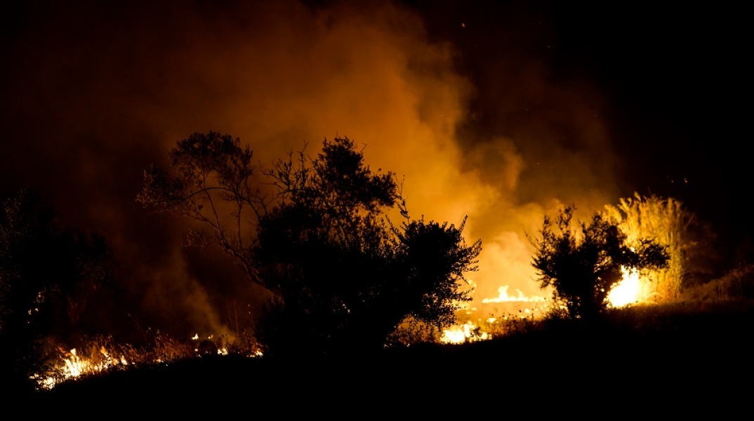 Μαίνεται η πυρκαγιά στην Αρχαία Ολυμπία - Ολονύχτια μάχη ετοιμάζονται να δώσουν οι πυροσβέστες
