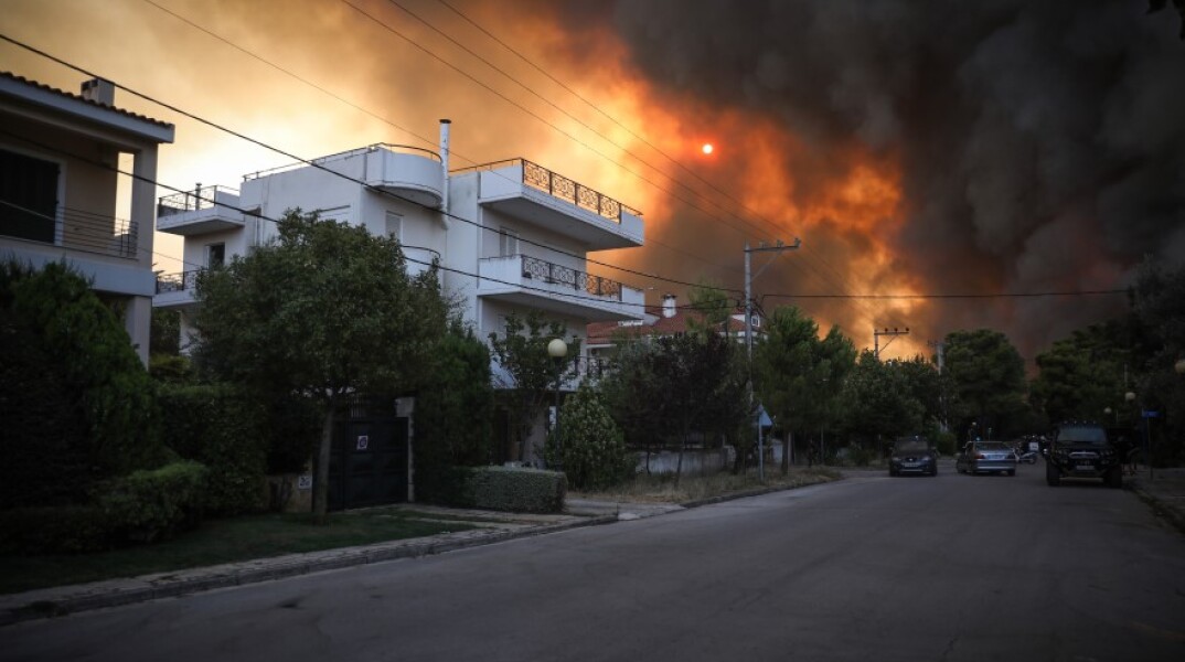 Φωτιά στη Βαρυμπόμπη © EUROKINISSI