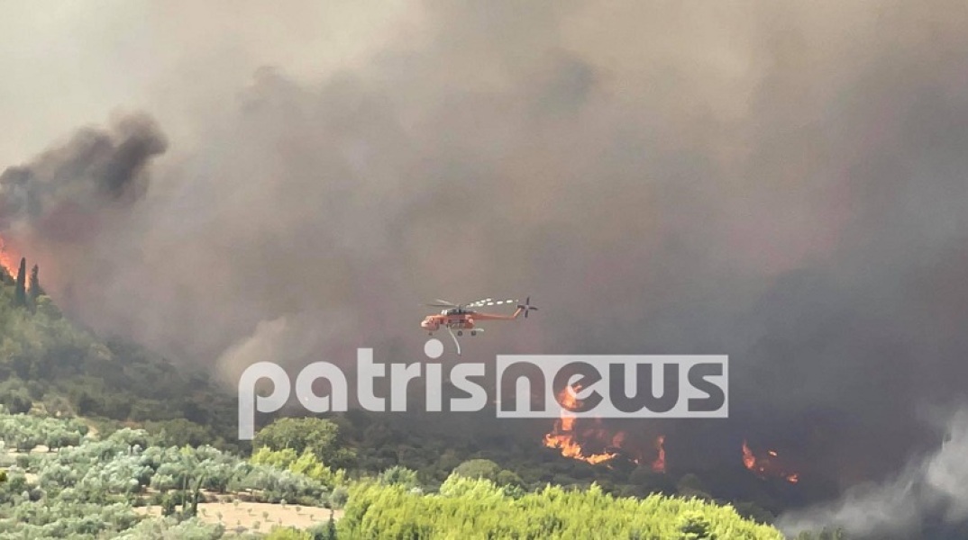 Στιγμιότυπο από την επιχείρηση κατάσβεσης της φωτιάς στην Αρχαία Ολυμπία