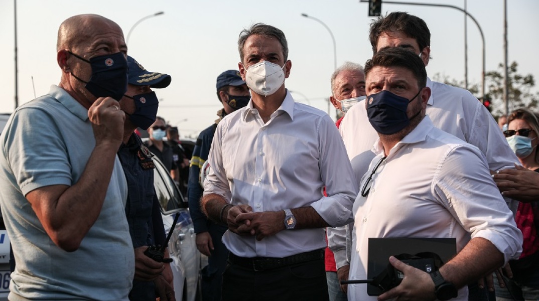 Ο Κυριάκος Μητσοτάκης και ο Νίκος Χαρδαλιάς μετά την πρωινή σύσκεψη για τις πυρκαγιές