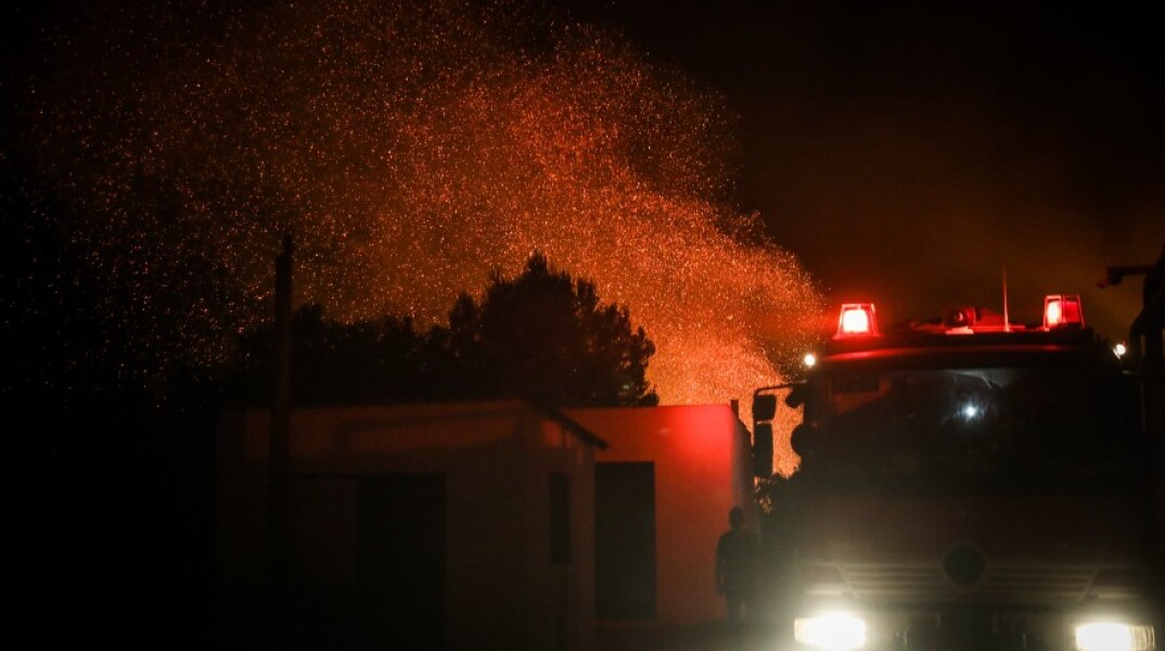 Πυροσβέστες στη φωτιά της Βαρυμπόμπης